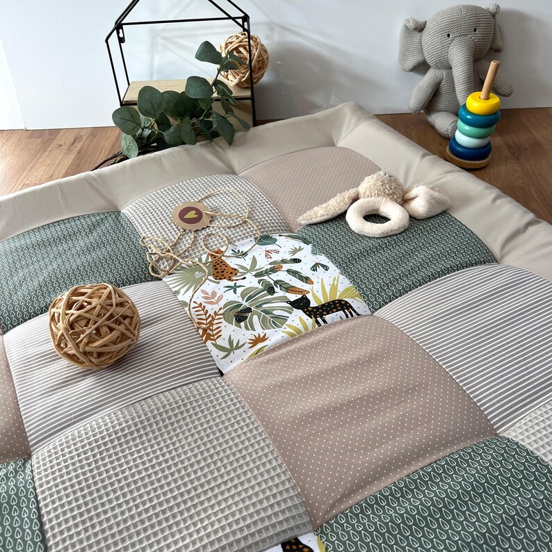 Gepolsterte Baby Spielmatte im Patchwork-Design – stilvolle Krabbeldecke für sicheres Spielen und Krabbel