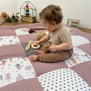 PERSONALISIERTE KRABBELDECKE mit Namen – dicke Patchwork Babydecke als waschbare Spieldecke und Geschenk zur Geburt - Rehe Altrosa Grau