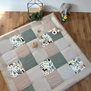 Gepolsterte Baby Spielmatte im Patchwork-Design – stilvolle Krabbeldecke für sicheres Spielen und Krabbeln