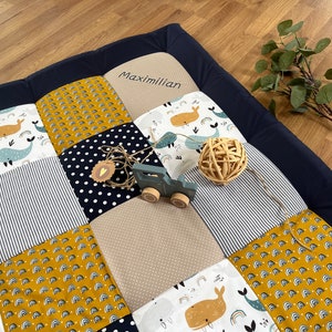 Patchwork Krabbeldecke mit Name Blauwal Senfgelb Navyblau Krabbelmatte Spielmatte Bild 1