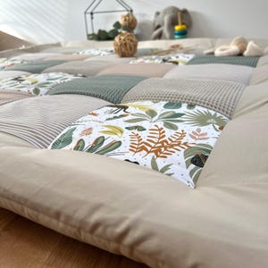 Schadstofffreie Baby Krabbeldecke mit weicher Polsterung und modernem Patchwork-Muste