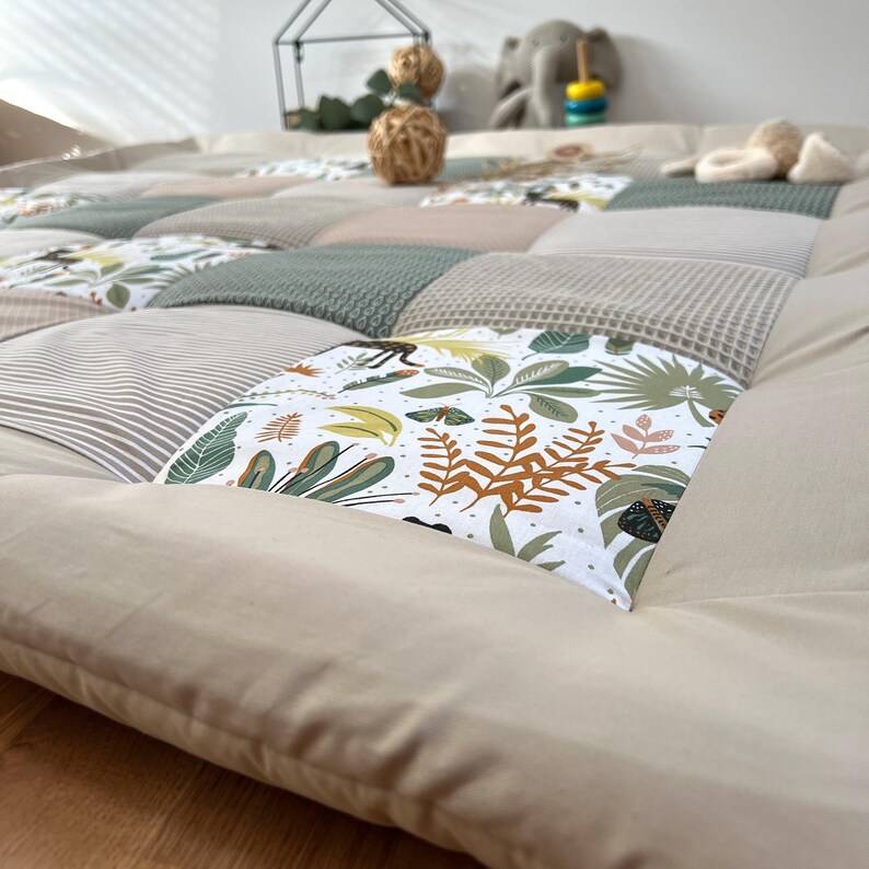 Schadstofffreie Baby Krabbeldecke mit weicher Polsterung und modernem Patchwork-Muste