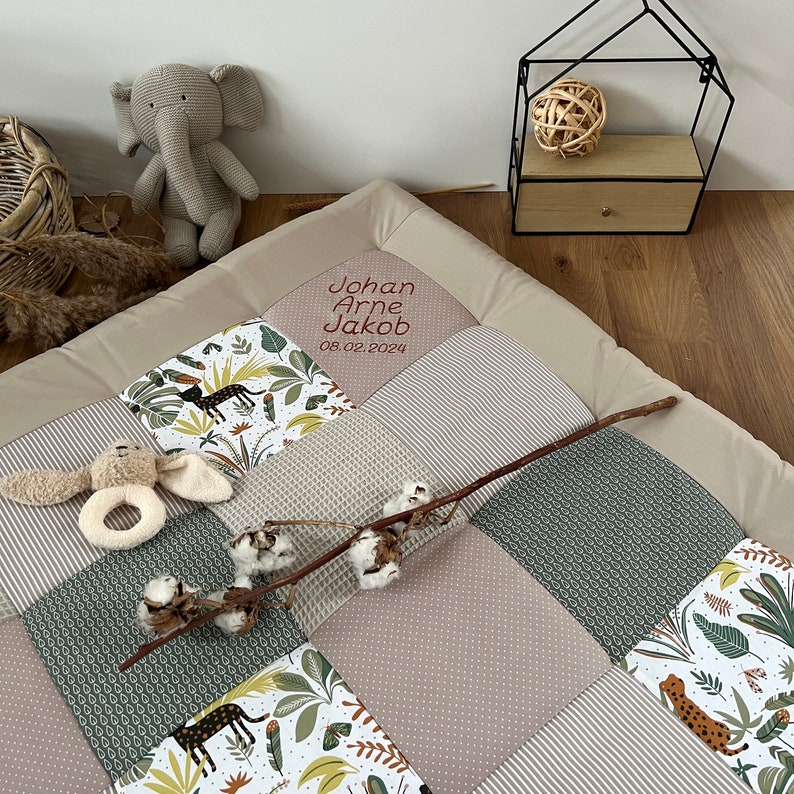 Gepolsterte Baby Spielmatte im Patchwork-Design – stilvolle Krabbeldecke für sicheres Spielen und Krabbeln
