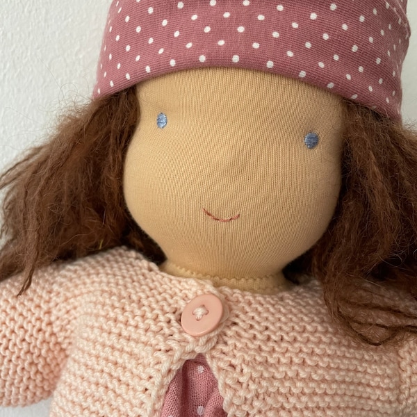 Waldorf Puppe Mädchen mit braunen Haaren und Jäckchen