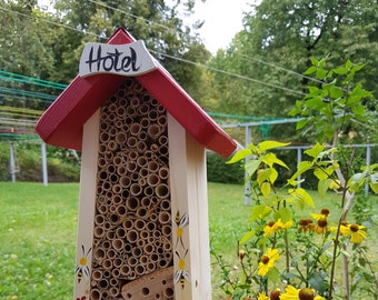 Hotel de abejas de madera con letrero blanco | Pinturas resistentes a la intemperie e inodoras | Protección de abejas y diseño de jardines