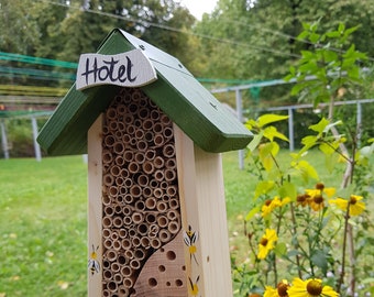 Bienenhotel aus Holz, mit weißem Schild | wetterfeste & geruchsneutrale Farben | Bienenschutz und Gartendesign