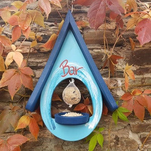 Vogelhaus | Vogelfutterhaus Holz | für Futterknödel & lose Körner oder eine Wasserschale | wetterfest | inkl Haken zum Aufhängen