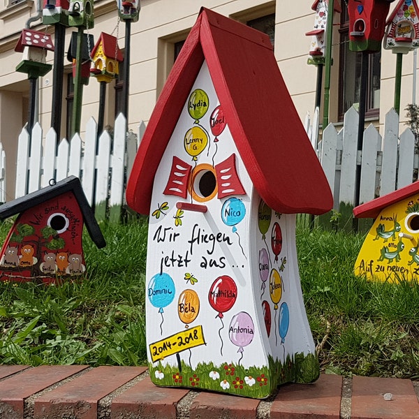 Abschiedsgeschenk Kindergarten - Vogelhaus, Vogelvilla personalisiert mit Namen der Kinder | wetterfeste Farben