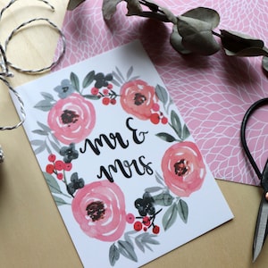 Postkarte "Mr & Mrs", Hochzeitstag, Hochzeit, Verlobung, Handlettering, Watercolor, Blumen, Brautpaar