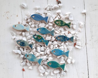 Poissons en céramique, étiquettes cadeaux, lot de 10, petits poissons, décoration méditerranéenne, décoration de table, couleurs mélangées bleu/turquoise, émaillé d'un côté