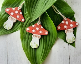 Cintres en céramique, agarics mouches, ensemble de 3, étiquettes cadeaux faites à la main, cintres décoratifs, couleur glaçure blanc/rouge