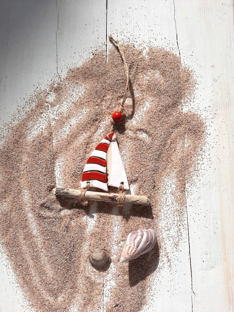 Geschenkanhänger, Keramik, Segel mit Treibholz und Perle, handgefertigt, Glasurfarben Weiß/Rot, mediterrane Deko, Keramikhänger immagine 2