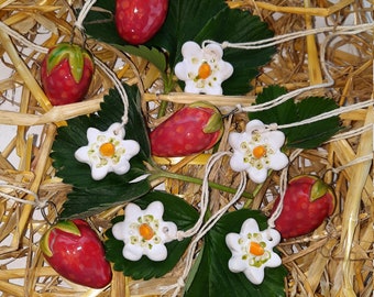 Ensemble en céramique de 10 composé de 5 fraises et 5 fleurs de fraisier, cintres en céramique, étiquettes cadeaux faites à la main, cintres décoratifs, fraises, fleurs de fraisier