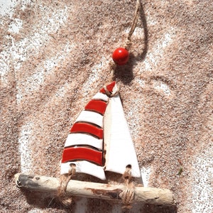 Geschenkanhänger, Keramik, Segel mit Treibholz und Perle, handgefertigt, Glasurfarben Weiß/Rot, mediterrane Deko, Keramikhänger immagine 3