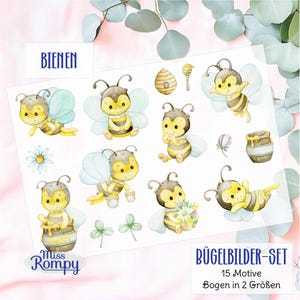Könnte beinhalten: Ein Bogen mit Bügelbildern mit Aquarellillustrationen von Cartoon-Bienen in verschiedenen Posen. Die Bienen sind gelb und schwarz mit durchscheinenden Flügeln. Zusätzliche Elemente sind Honigtöpfe, Blumen und der Text "BIENEN" und "BÜGELBILDER-SET".