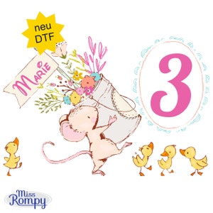Könnte beinhalten: Eine skurrile Illustration mit einer Maus, die einen Blumentopf trägt, ein Banner mit "Marie" und drei Entenküken. Eine große rosa Zahl 3 in einem dekorativen Rahmen. Der Text "neu DTF" und "Miss Rompy" sind enthalten.