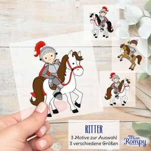 Peut inclure: Trois images numériques de clipart représentant un chevalier à cheval. Le chevalier porte une cape rouge et un casque argenté. Les chevaux sont blancs, bruns et gris. Le texte "RITTER" est en bas de l'image, ainsi que le texte "3 Motive zur Auswahl" et "3 verschiedene Größen".