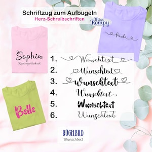 Könnte beinhalten: Drei T-Shirts in Rosa, Grün und Lavendel, jeweils mit individuellem Text. Das rosa Shirt trägt die Aufschrift "Sophia" und "Kindergartenkind". Das grüne Shirt trägt die Aufschrift "Belle". Das lavendelfarbene Shirt trägt die Aufschrift "Paula". Beispiele für Textstile sind ebenfalls abgebildet.