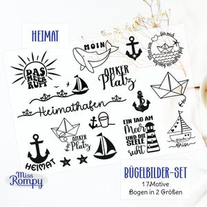Op de afbeelding: Een set van 17 strijk-op designs met maritieme thema's. De ontwerpen omvatten ankers, zeilboten, een walvis, een vuurtoren, een zon, een papieren boot en tekst in het Duits. De tekst omvat "Heimat", "Moin", "Das Meer Ruft", "Anker Platz", "Heimathafen", "Ein Tag am Meer und die Seele ruht" en "frische Brise".