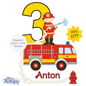 Op de afbeelding: Een geel nummer drie met een brandweerman die een slang vasthoudt waar water uit spuit. De brandweerman staat op een rode brandweerwagen met een ladder aan de zijkant. De tekst "Anton" staat onder de brandweerwagen. De tekst "neu DTF" staat in een gele ster. De tekst "Bügelbild dunkle + helle Textilien" staat in een witte cirkel.