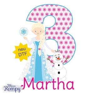 Könnte beinhalten: Eine rosa-weiße Schneeflocke gemusterte Nummer drei mit einer blauen und weißen Prinzessin und einem Schneemann. Die Prinzessin hält eine blaue Schneeflocke. Der Text "Martha" ist in rosa unter den Figuren geschrieben. Der Text "neu DTF" ist in gelb auf einer Sternform geschrieben.