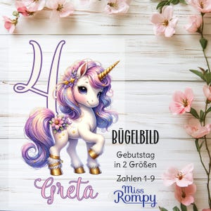Könnte beinhalten: Eine Illustration eines Einhorns mit goldenem Horn, lila und rosa Haaren und floralen Details. Das Bild enthält den Namen "Greta", die Zahl "4" in dekorativer Schrift und deutschen Text.