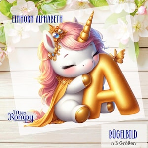 Peut inclure: Une licorne blanche avec des cheveux roses et une corne dorée tient une lettre A dorée. La licorne porte une couronne dorée et une cape jaune. L'image est intitulée "Einhorn Alphabet" et "Bügelbild in 3 Größen".