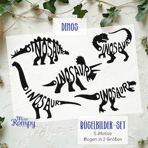 Peut inclure: Cinq silhouettes de dinosaures noires à repasser avec le mot "dinosaure" épellé dans le corps de chaque dinosaure. Le texte "DINOS" est en haut de l'image. Le texte "BÜGELBILDER-SET" est en bas de l'image, ainsi que le texte "5 Motive" et "Bogen in 2 Größen".