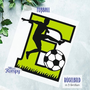Könnte beinhalten: Grafik eines Fußballspielers, der einen Ball tritt, integriert in den Buchstaben "F". Das Wort "FUBBALL" steht oben, mit "BÜGELBILD in 3 Größen" unten. Das Design ist schwarz und limettengrün.