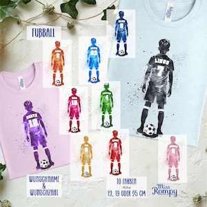 Könnte beinhalten: Hellblaue und rosa T-Shirts mit Fußballmotiven. Jedes Shirt zeigt eine Illustration eines Fußballspielers im Aquarellstil mit einem Ball. Die Shirts haben den Text "FUBBALL", "WUNSCHNAME & WUNSCHZAHL", und "10 FARBEN Höhe 13, 19 ODER 25 CM".