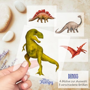 Peut inclure: Quatre illustrations de dinosaures à l'aquarelle sur des feuilles d'autocollants transparentes. Les dinosaures sont un stégosaure rouge et orange, un brachiosaure gris, un T-Rex vert et un ptérodactyle rouge. Les autocollants sont étiquetés "DINOS" avec le texte "4 Motive zur Auswahl 3 verschiedene Größen".