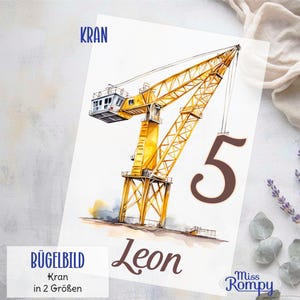 Peut inclure: Une illustration aquarelle jaune d'une grue avec le chiffre 5 en texte brun. Les textes "Kran" et "Leon" sont également inclus dans l'image. Les textes "Bügelbild Kran in 2 Größen" et "Miss Rompy" sont en bas de l'image.