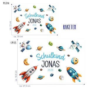 Könnte beinhalten: Zwei weiße, rechteckige Wandkunstdrucke mit Weltraumthema. Einer ist ca. 13 cm x 19 cm, der andere ca. 18,5 cm x 27,5 cm groß. Jeder zeigt Raketen, Planeten und den Namen "JONAS" mit dem Jahr "2026".