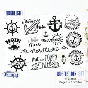 Op de afbeelding: Een set van 14 strijktransfers met nautische thema's. De ontwerpen omvatten ankers, schepen, golven en tekst in het Duits. De tekst omvat "Nordlicht", "Moin", "Meeresbrise", "Heimatafen", "Mit den Fuben im Meer" en "Ankerplatz am Meer".