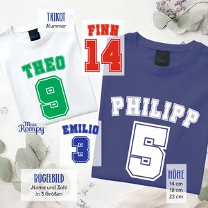 Könnte beinhalten: Drei T-Shirts mit personalisierten Namen und Nummern. Ein weißes T-Shirt hat "THEO" und die Nummer "9" in Grün. Ein blaues T-Shirt hat "PHILIPP" und die Nummer "5" in Weiß. Eine rote Nummer "14" mit dem Namen "FINN" wird ebenfalls gezeigt.