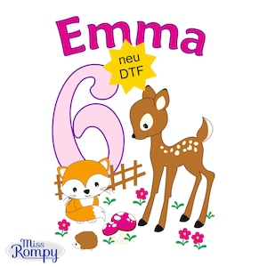 Könnte beinhalten: Eine farbenfrohe Illustration mit einem braunen Reh, einem orangefarbenen Fuchs und der rosa Zahl 6. Der Name "Emma" steht in Pink über der Zahl. Weitere Elemente sind Blumen, ein Pilz und der Text "neu DTF".