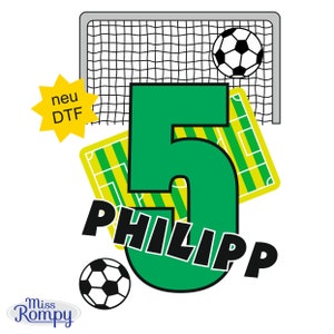 Könnte beinhalten: Fußball-Grafik mit einer großen grünen Zahl 5 und dem Namen "PHILIPP" in Schwarz. Enthält Fußbälle, ein Tor und einen gelben Stern mit Text. Das Design hat eine verspielte, sportliche Ästhetik.