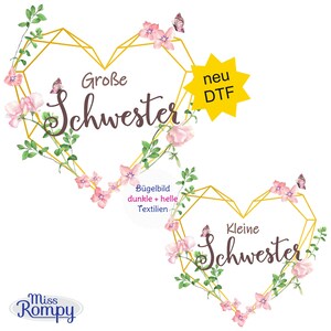 Könnte beinhalten: Zwei herzförmige Designs mit floralen und Schmetterlingsakzenten. Das obere Design sagt "Große Schwester" und das untere Design sagt "Kleine Schwester". Ein gelber Stern sagt "neu DTF". Das Miss Rompy-Logo befindet sich unten links.