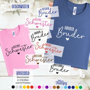 Könnte beinhalten: Rosa und blaue T-Shirts mit weißem Text und Herzgrafiken. Das rosa Shirt sagt "Kleine Schwester" und das blaue Shirt sagt "Großer Bruder". Zusätzliche Bügelbilder mit Geschwister-Themen sind ebenfalls sichtbar.