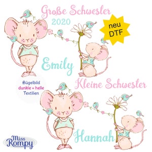 Könnte beinhalten: Eine bezaubernde Illustration mit zwei Cartoon-Mäusen, jeweils mit einem blauen Vogel und einer Blume. Das Bild enthält Text in Rosa und Türkis, darunter "Große Schwester 2020" und "Kleine Schwester". Die Namen "Emily" und "Hannah" sind ebenfalls vorhanden, zusammen mit dem Text "neu DTF".