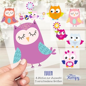 Op de afbeelding: Een set van acht uil stickers in verschillende kleuren en maten. De stickers tonen uilen met gesloten ogen, bloemen en strikjes. De tekst "EULEN 8 Motive zur Auswahl 3 verschiedene Größen Miss Rompy" is onderaan de afbeelding gedrukt.