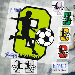Könnte beinhalten: Ein Fußball-Design mit einer schwarzen Silhouette eines Spielers, der einen Fußball tritt, integriert in eine limettengrüne Zahl 8. Das Wort "FUßBALL" steht oben. Zusätzliche Designs zeigen die Zahlen 1, 2, 3, 4 und 5 mit Fußballspielern.