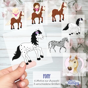 Peut inclure: Six designs de poney différents sur des feuilles d'autocollants transparentes. Les designs comprennent un poney brun, un poney tacheté noir et blanc, un poney avec un motif floral, un poney brun avec une fille qui le monte, un poney tacheté noir et blanc avec une fille qui le monte et un poney brun clair avec un cœur rose derrière lui. Le texte "PONY" est en bas de l'image, ainsi que le texte "6 Motive zur Auswahl! 3 verschiedene Größen" et le logo "Miss Rompy".