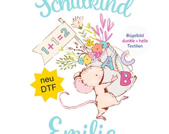 Pode incluir: Um design gráfico com um rato segurando um buquê de flores e as letras A, B e C. O texto inclui Schulkind, 1+1=2, neu DTF, Bügelbild dunkle + helle Textilien, Emilia e Miss Rompy. A ilustração utiliza cores em tons pastel.