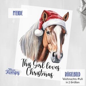 Könnte beinhalten: Weihnachtskarte mit einem Pferd, das einen Weihnachtsmannhut trägt. Das Pferd hat ein braunes und weißes Fell und eine lange, fließende Mähne. Der Text "This Girl loves Christmas" ist kursiv geschrieben. Das Wort "Pferde" steht oben links.