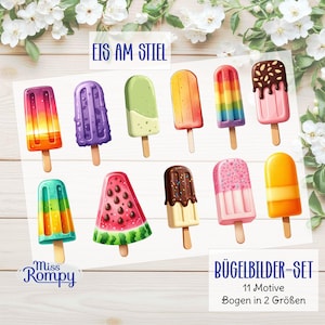 Op de afbeelding: Een set van 11 strijkbare stickers met kleurrijke ijslolly-ontwerpen. De stickers zijn in twee rijen op een witte achtergrond gerangschikt. De tekst "Eis am Stiel" en "Bügelbilder-Set" is zichtbaar op de afbeelding. De tekst "11 Motive" en "Bogen in 2 Größen" is ook zichtbaar op de afbeelding.