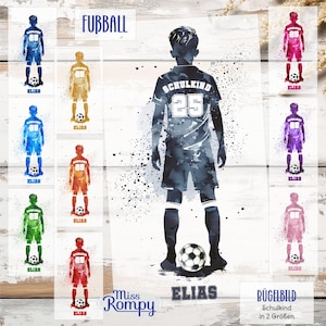 Könnte beinhalten: Fußball-Kunstdruck im Aquarellstil, der einen Jungen in einem Fußballtrikot mit dem Namen "ELIAS" und dem Wort "SCHULKIND" auf dem Trikot zeigt. Der Druck enthält verschiedene Farboptionen und das Wort "FUBBALL".