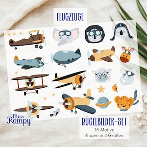 Op de afbeelding: Een set van 16 strijkbare stickers met vliegtuigen, dieren en sterren. De stickers zijn op twee vellen en zijn verkrijgbaar in twee maten. De tekst "FLUGZEUGE" en "BÜGELBILDER-SET" staat op het vel gedrukt. De tekst "16 Motive" en "Bogen in 2 Größen" staat ook op het vel gedrukt.