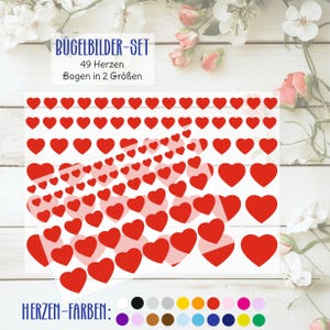 Peut inclure: Une feuille d'autocollants thermocollants avec 49 formes de cœur rouges en deux tailles. La feuille est étiquetée "Bügelbilder-Set 49 Herzen Bogen in 2 Größen". Un nuancier en dessous montre 24 couleurs de cœurs différentes disponibles.