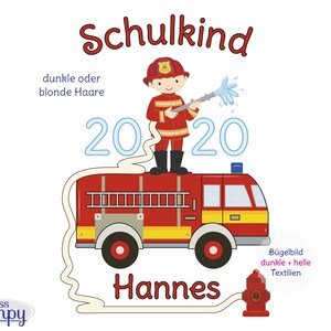 Könnte beinhalten: Cartoon-Illustration mit einem Feuerwehrmann auf einem roten Feuerwehrauto, der Wasser spritzt. Das Bild enthält den Text "Schulkind", "Hannes" und "2020". Zusätzlicher Text weist darauf hin, dass das Design für dunkles oder helles Haar und helle oder dunkle Textilien geeignet ist.